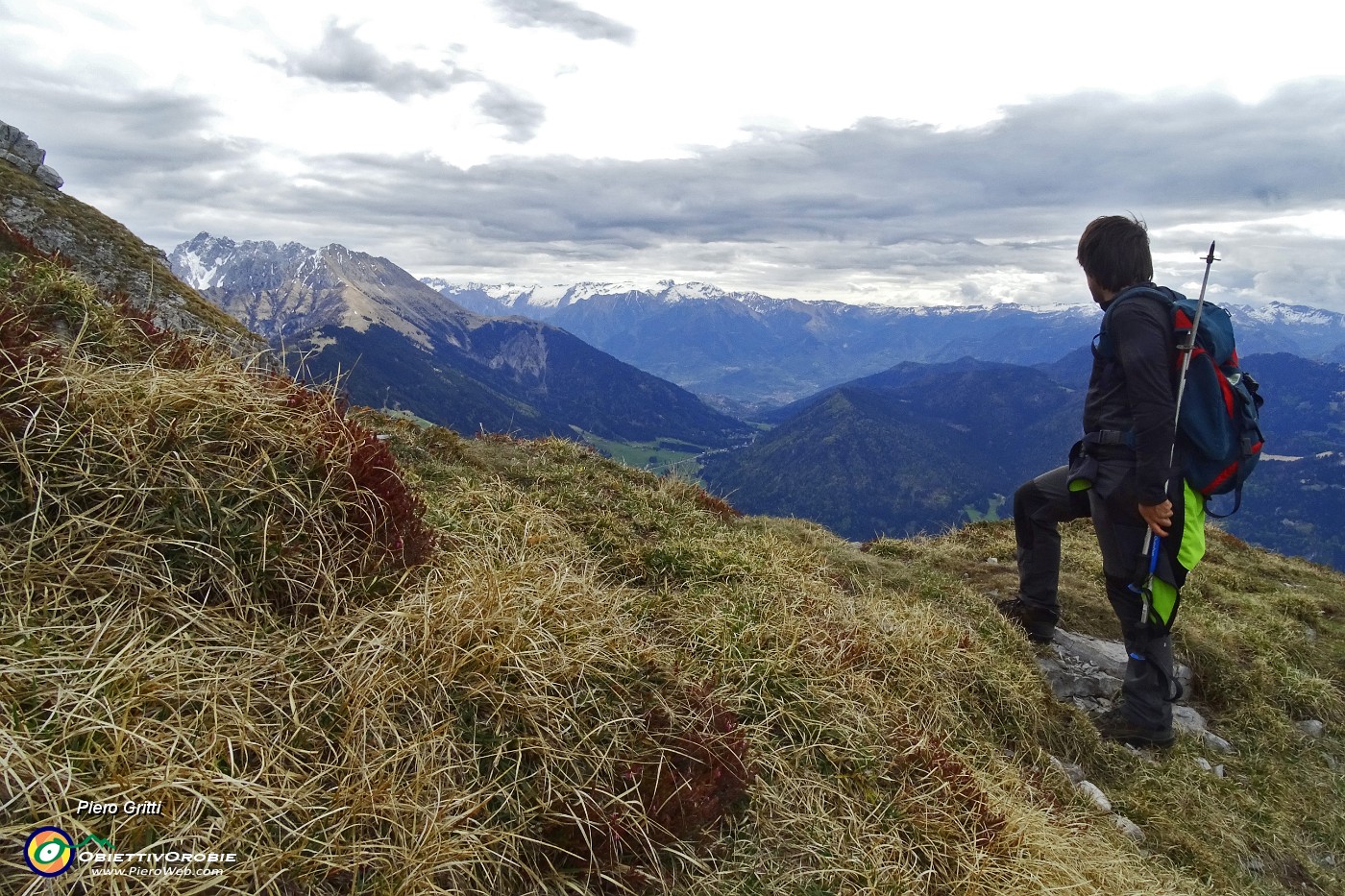 31 Vista verso il Pizzo Camino e la Valle Camonica.JPG -                                